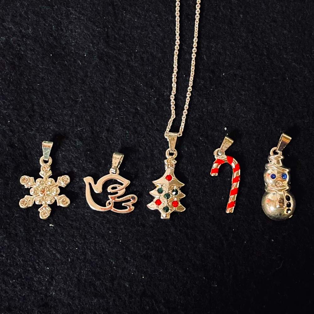 NWOT Avon Winter Charm Necklace